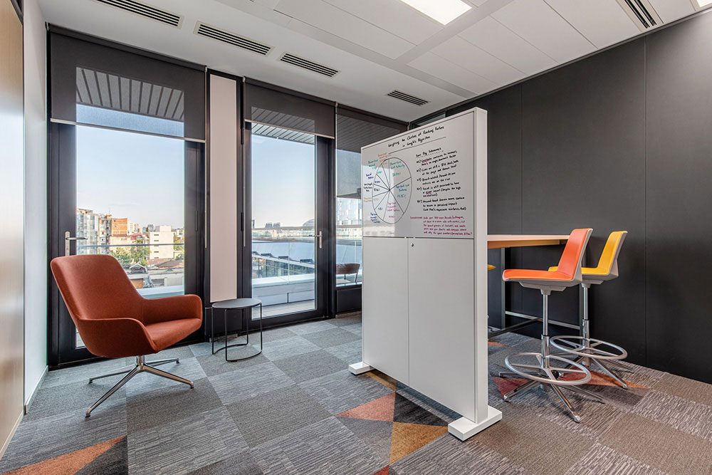 鄭州科技公司辦公室裝潢設(shè)計效果圖