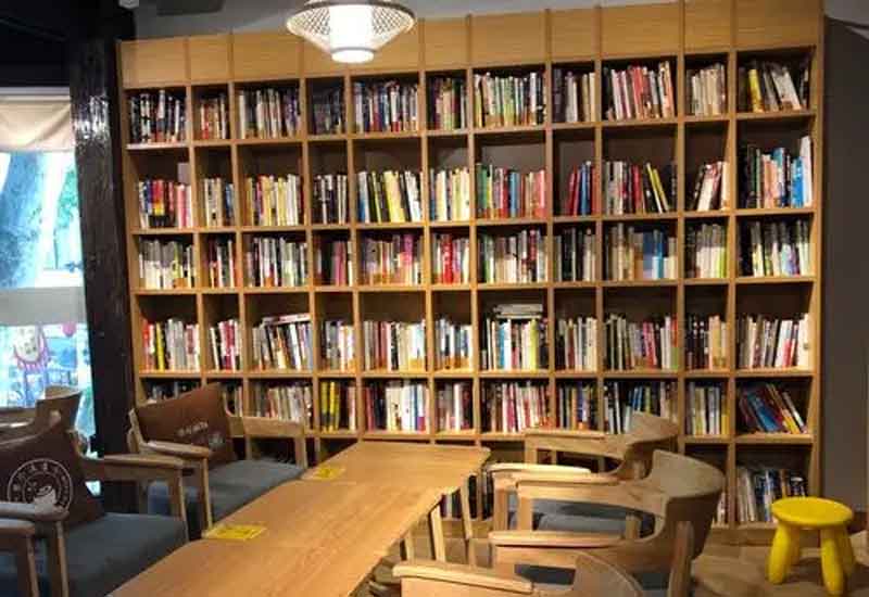 　　在快節(jié)奏的現(xiàn)代生活中，書店不僅是售賣書籍的場所，更是人們心靈棲息的港灣。對于鄭州的書店而言，如何通過裝修設(shè)計營造濃郁的書香氛圍，打造舒適宜人的閱讀區(qū)，成為吸引讀者、提升競爭力的關(guān)鍵。接下來，就從多個維度為你解析鄭州書店營造書香氛圍與舒適閱讀區(qū)的設(shè)計方案。  　　1、整體布局規(guī)劃：打造流暢閱讀動線  　　合理的整體布局是營造良好閱讀體驗的基礎(chǔ)。鄭州書店在設(shè)計時，可采用開放式與半開放式相結(jié)合的布局。將暢銷書、熱門書籍放置在入口顯眼位置，吸引讀者目光;按照文學(xué)、社科、兒童等不同類別劃分書籍陳列區(qū)域，每個區(qū)域設(shè)置清晰的指示牌。同時，在各個區(qū)域間留出寬敞的通道，避免擁擠雜亂，形成流暢的閱讀動線。此外，可設(shè)置獨立的文創(chuàng)產(chǎn)品區(qū)、咖啡休閑區(qū)，與書籍陳列區(qū)相互呼應(yīng)，既豐富書店業(yè)態(tài)，又能引導(dǎo)讀者自然穿梭于不同空間，延長停留時間。  　　2、色彩與燈光設(shè)計：烘托靜謐書香氛圍  　　色彩和燈光對書店氛圍的營造起著至關(guān)重要的作用。在色彩選擇上，應(yīng)以沉穩(wěn)、寧靜的色調(diào)為主，墻面可選用米白色、淺灰色等淡雅色彩，搭配木質(zhì)書架的暖棕色，營造出溫馨而不失莊重的氛圍。燈光設(shè)計則需兼顧功能性與氛圍營造，采用柔和的暖光作為基礎(chǔ)照明，均勻照亮整個書店空間;在書架區(qū)域設(shè)置局部射燈，突出書籍陳列，方便讀者查找;閱讀區(qū)的燈光要更加柔和，可使用臺燈、落地?zé)舻龋苊鈴姽庵鄙洌瑸樽x者打造靜謐舒適的閱讀環(huán)境，讓讀者沉浸在書香之中。  　　3、閱讀區(qū)細節(jié)設(shè)計：提升舒適閱讀體驗  　　舒適的閱讀區(qū)是書店留住讀者的核心。閱讀區(qū)的座椅選擇至關(guān)重要，應(yīng)采用符合人體工程學(xué)的沙發(fā)、靠椅，搭配柔軟的坐墊和靠枕，確保讀者長時間閱讀不易產(chǎn)生疲勞感。閱讀桌椅的高度要合理搭配，桌面寬敞，方便讀者放置書籍和飲品。同時，在閱讀區(qū)設(shè)置充足的電源插座和 USB 接口，滿足讀者電子設(shè)備充電需求。此外，閱讀區(qū)的隔音設(shè)計也不容忽視，可采用吸音材料裝飾墻面和天花板，減少外界噪音干擾，為讀者提供安靜的閱讀空間。  　　4、文化元素融入：強化書店獨特氣質(zhì)  　　融入豐富的文化元素能讓書店更具辨識度和吸引力。鄭州有著深厚的歷史文化底蘊，書店可將本地文化特色融入裝修設(shè)計中。例如，在墻面裝飾上展示鄭州的歷史建筑、文化名人等圖片或繪畫;設(shè)置本土文化書籍專區(qū)，陳列與鄭州相關(guān)的歷史、民俗、藝術(shù)等書籍;還可定期舉辦與鄭州文化相關(guān)的講座、讀書分享會等活動，讓書店成為傳播本土文化的平臺。此外，通過擺放藝術(shù)擺件、懸掛書法作品等方式，提升書店的文化品味，強化其獨特氣質(zhì)，讓讀者在閱讀之余，也能感受到文化的熏陶。  　　鄭州書店通過科學(xué)的整體布局規(guī)劃、巧妙的色彩燈光設(shè)計、貼心的閱讀區(qū)細節(jié)處理以及豐富的文化元素融入，能夠成功營造出濃厚的書香氛圍與舒適的閱讀區(qū)。這樣的設(shè)計不僅能滿足讀者對高品質(zhì)閱讀環(huán)境的需求，還能讓書店成為城市文化的重要載體，吸引更多讀者走進書店，享受閱讀的樂趣，為鄭州的文化建設(shè)與發(fā)展貢獻力量。